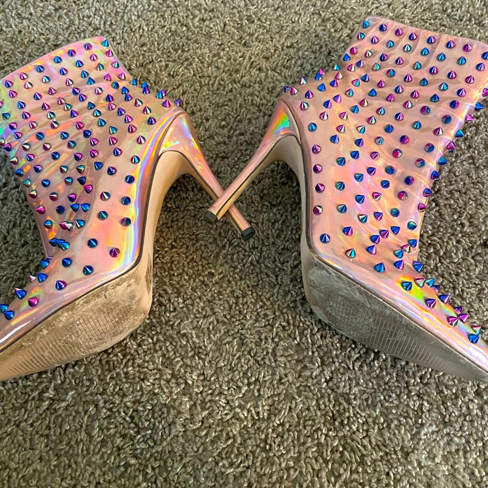 Pink Hologram
Multicolored spike studs
Pointy Toe
Side zip